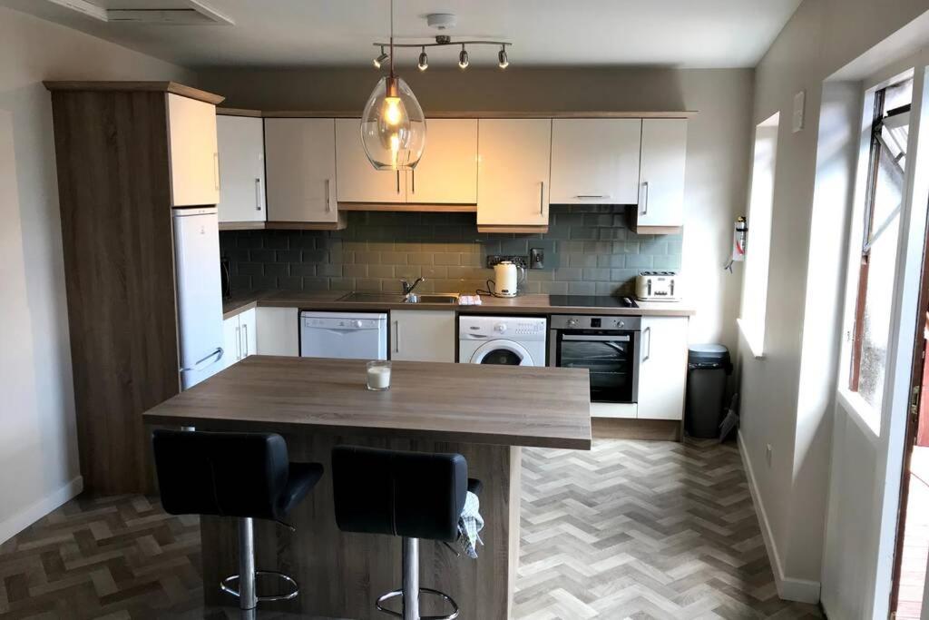 Stylish 3 Bed Apartment With Lough Atalia Views Galway Luaran gambar